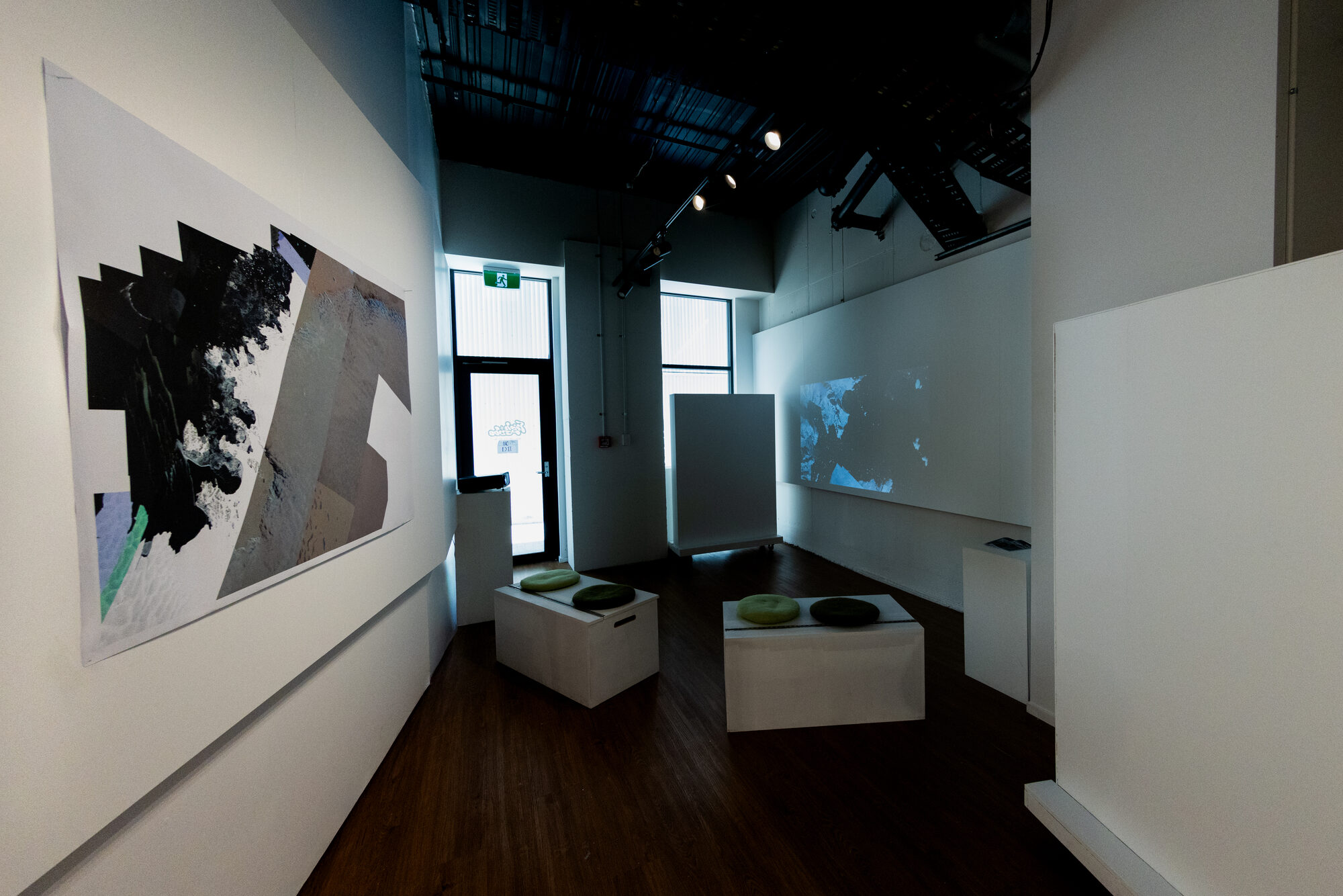 Bench seating between the printed plate and the projection